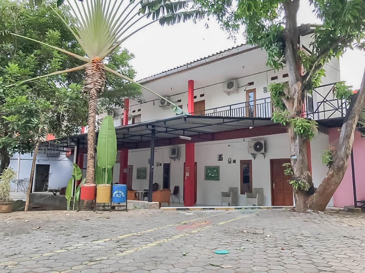 Rumah Panggung Guest House Syariah Mitra Reddoorz Cirebon Exterior photo