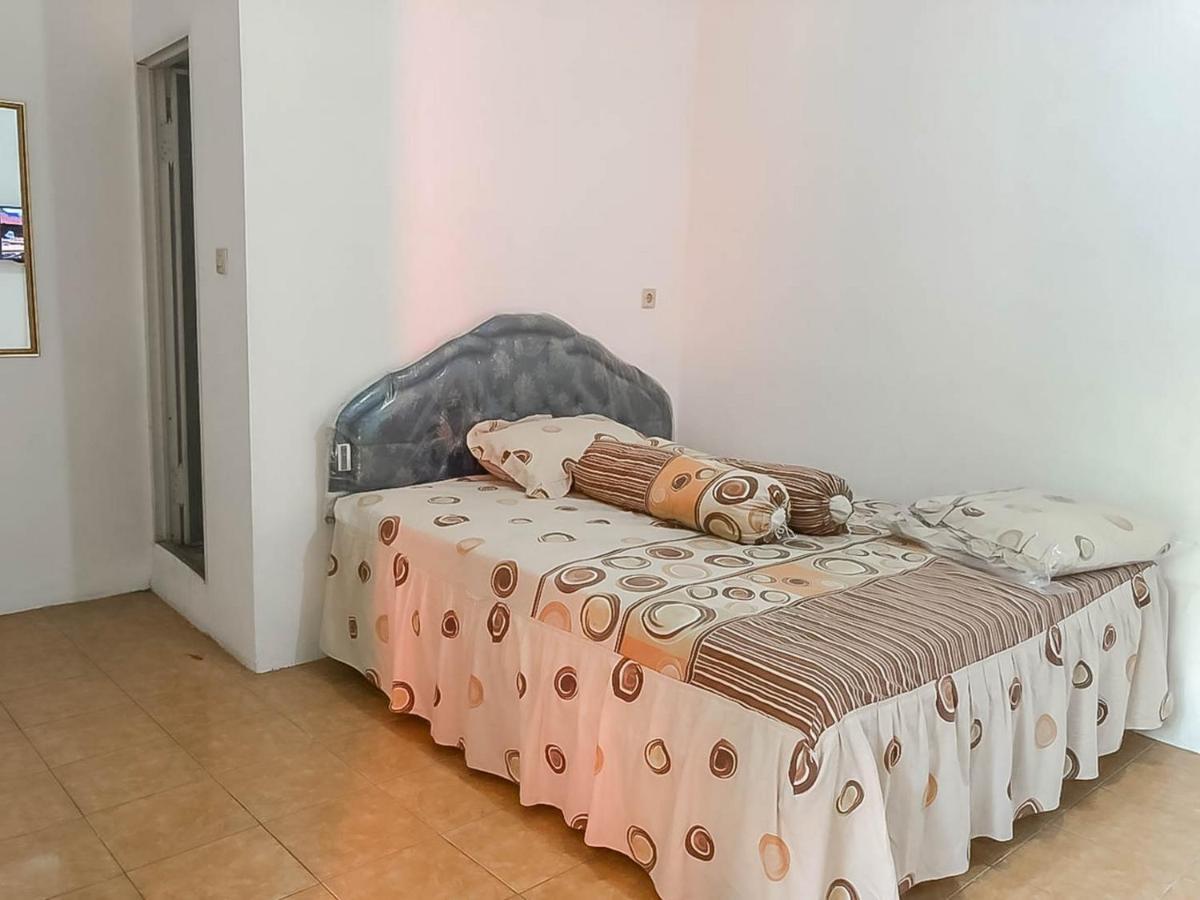 Rumah Panggung Guest House Syariah Mitra Reddoorz Cirebon Exterior photo